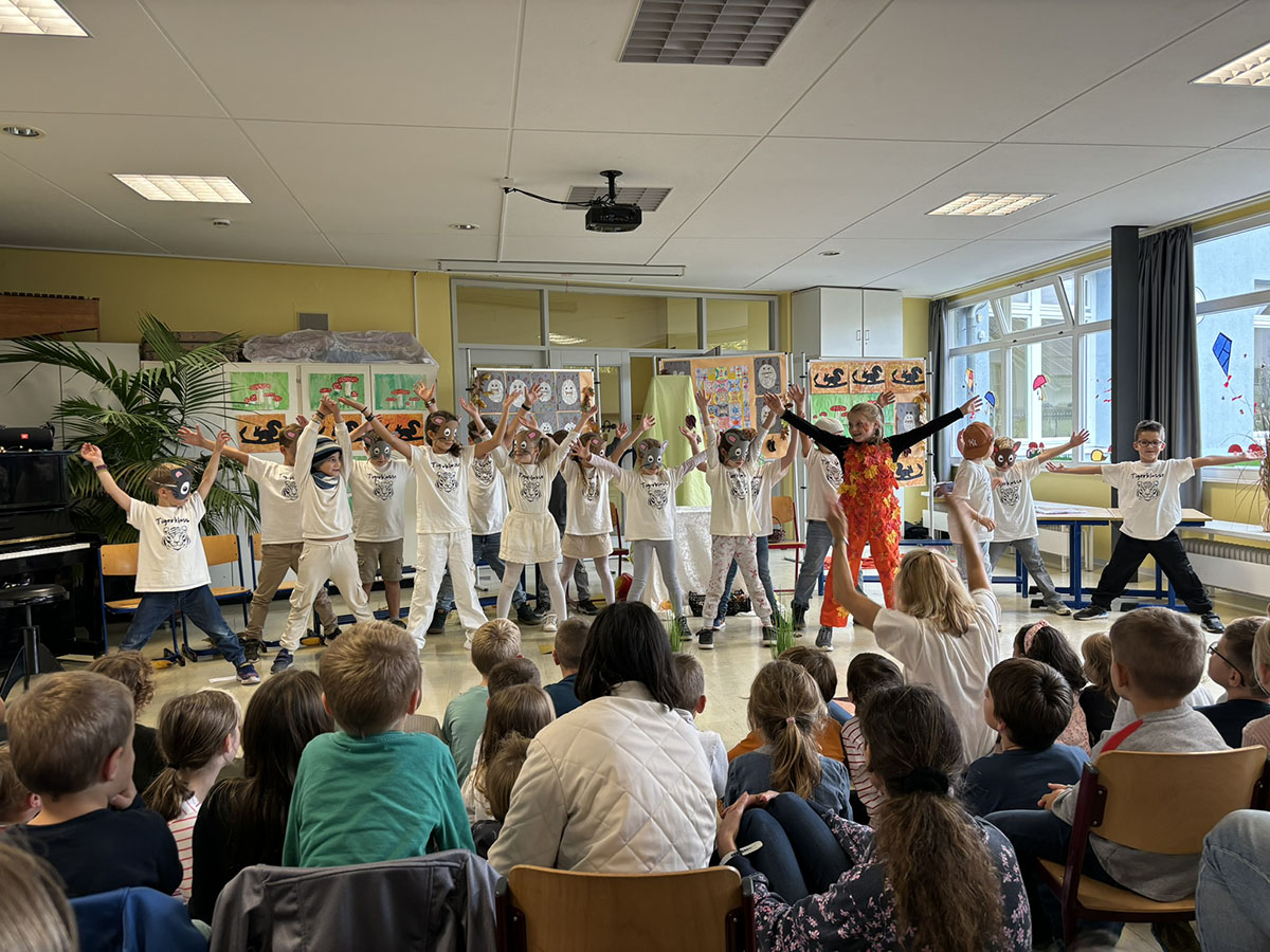 Schüler*innen im Klassenzimmer beim Frederickfest