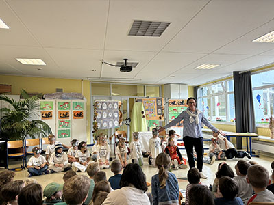 Schüler*innen im Klassenzimmer beim Frederickfest