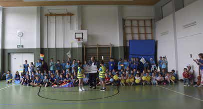 Gruppenbild der Süler*innen in der Sporthalle